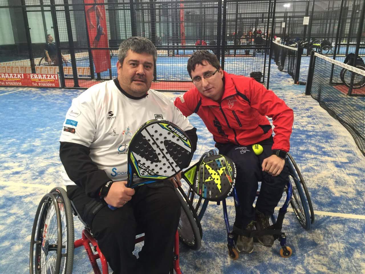 dos jugadores en silla de ruedas posando a cámara