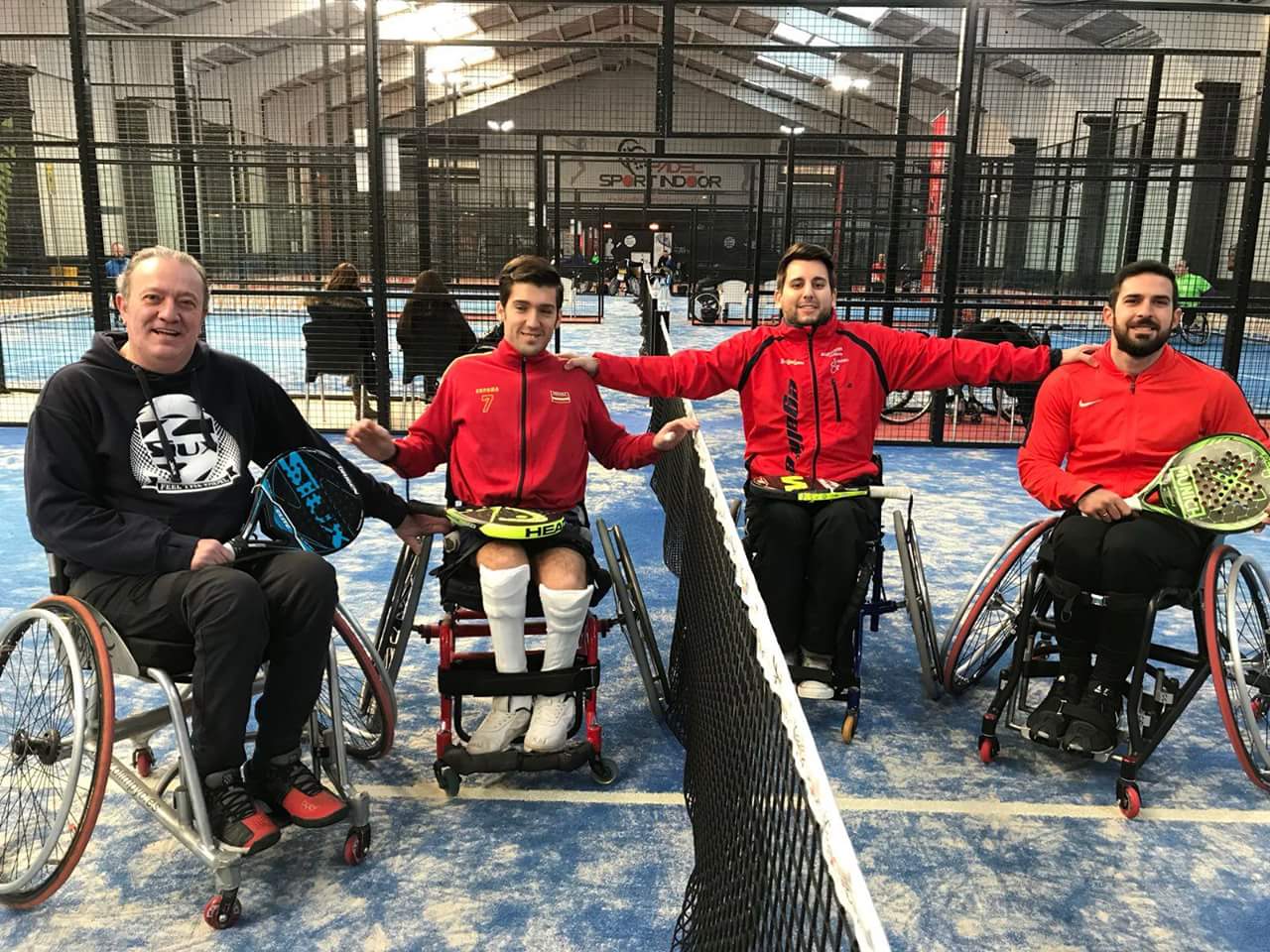 varios jugadores sonriendo en la pista de padel