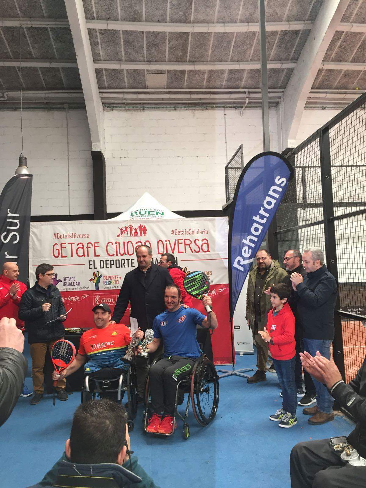 ganadores del torneo de padel con gente aplaudiendo