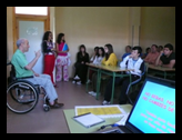 Persona con discapacidad dando una charla
